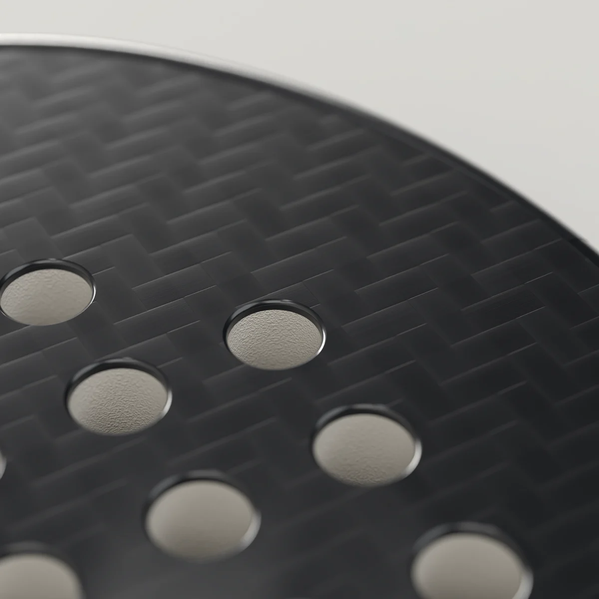 Render da raquete MerchPadel: grande plano dos furos de 12 mm na face de carbono