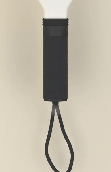 Schwarzer Griff und schwarze Handschlaufe